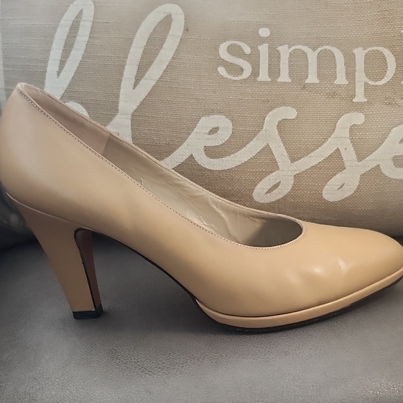 Salvatore Ferragamo Beige Leather Pointed-Toe Pumps - Picture 4 of 11